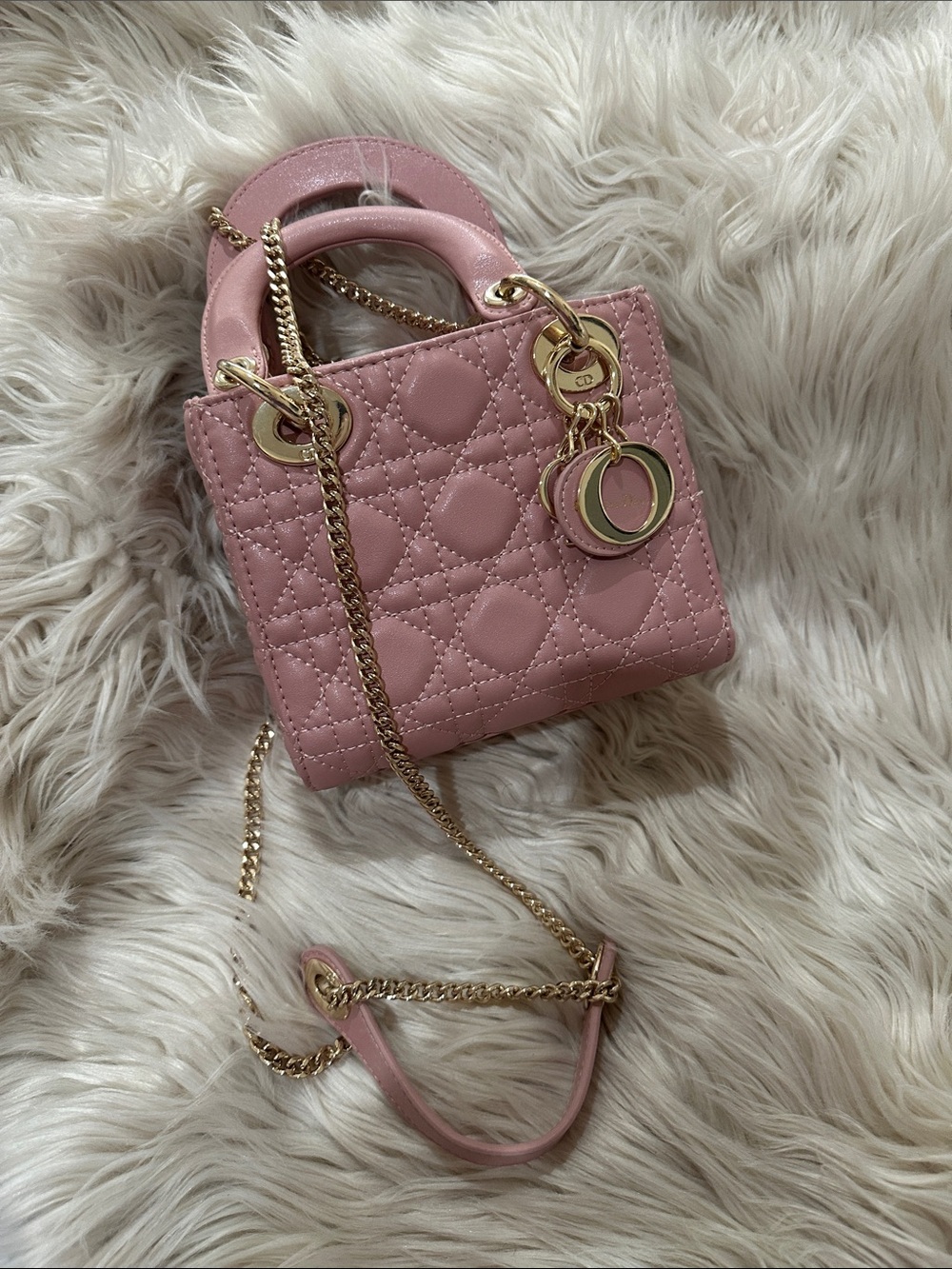Elegant Quilted Pink Shoulder Bag with Gold Chain - Picture 3 of 7